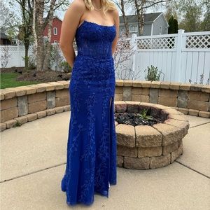 Size 2 prom dress 
Original Price $800
Royal Blue